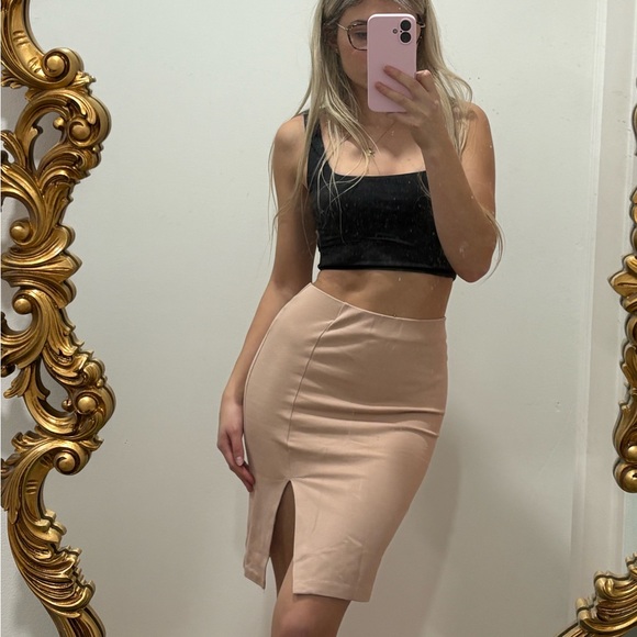 Elegant Nude Pencil Skirt - Picture 1 of 3
